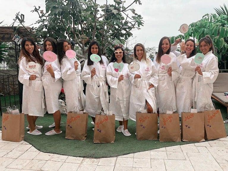 مجموعة من النساء في حفل توديع العزوبية في سبا فلامنغو في حيفا